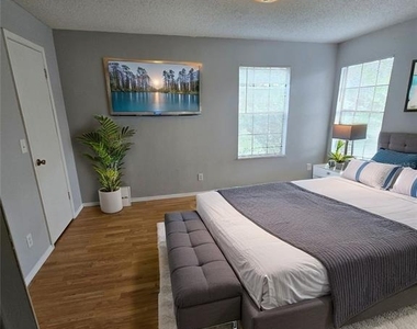 300 Lakepointe Drive - Photo Thumbnail 5