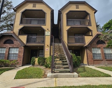 300 Lakepointe Drive - Photo Thumbnail 1