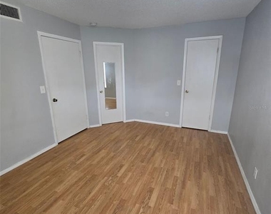 300 Lakepointe Drive - Photo Thumbnail 9