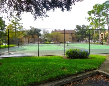 300 Lakepointe Drive - Photo Thumbnail 14