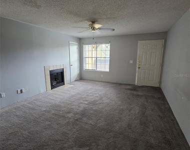 300 Lakepointe Drive - Photo Thumbnail 4