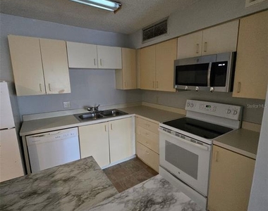 300 Lakepointe Drive - Photo Thumbnail 7