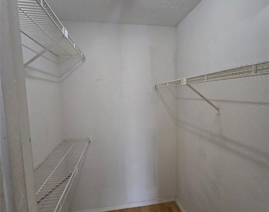 300 Lakepointe Drive - Photo Thumbnail 11