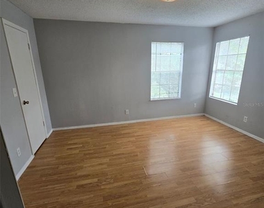 300 Lakepointe Drive - Photo Thumbnail 6