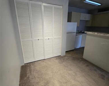 300 Lakepointe Drive - Photo Thumbnail 8