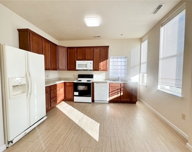 137 N Main St - Photo Thumbnail 1