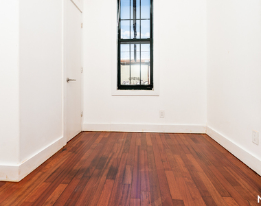 276 Boerum Street - Photo Thumbnail 11