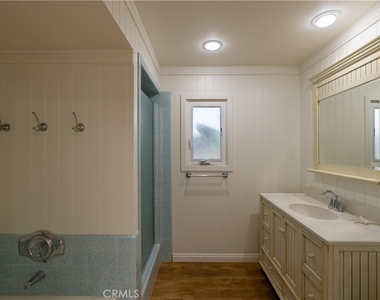 1303 E Balboa Boulevard - Photo Thumbnail 16