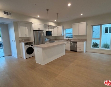 5191 5191 Lindley Avenue - Photo Thumbnail 6