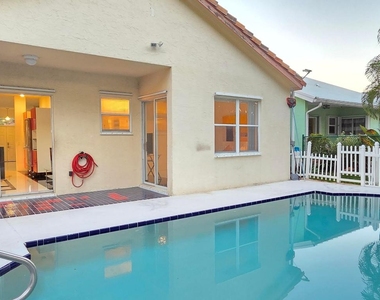 661 Lake Wellington Drive - Photo Thumbnail 2