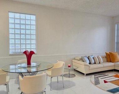 661 Lake Wellington Drive - Photo Thumbnail 11
