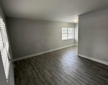 2722 Poinsettia Avenue - Photo Thumbnail 2