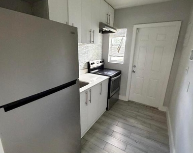 2722 Poinsettia Avenue - Photo Thumbnail 3