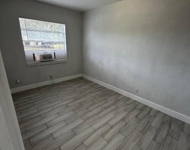 2722 Poinsettia Avenue - Photo Thumbnail 5