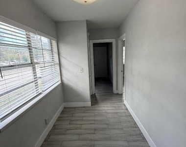 2722 Poinsettia Avenue - Photo Thumbnail 6