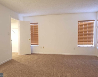 1007 Fallcrest Court - Photo Thumbnail 6