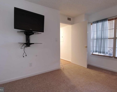 1007 Fallcrest Court - Photo Thumbnail 3