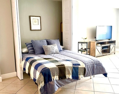 7540 Bay Island Drive S - Photo Thumbnail 18
