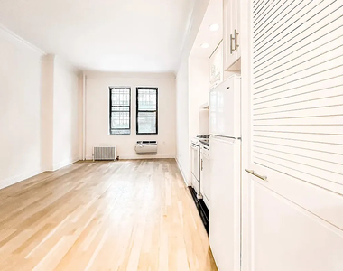 214 East 51st Street - Photo Thumbnail 2