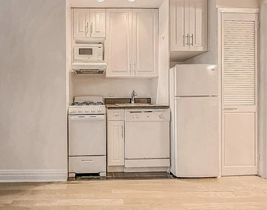 214 East 51st Street - Photo Thumbnail 4