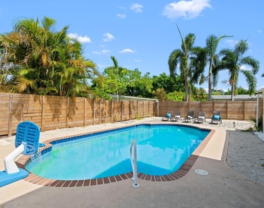 865 Ne 23rd Terrace - Photo Thumbnail 5
