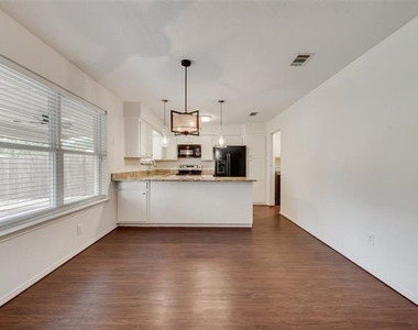 516 Roberts Drive - Photo Thumbnail 9