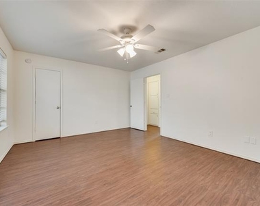 516 Roberts Drive - Photo Thumbnail 15