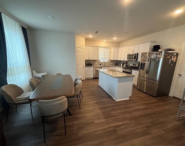 909 Cormorant Street - Photo Thumbnail 12