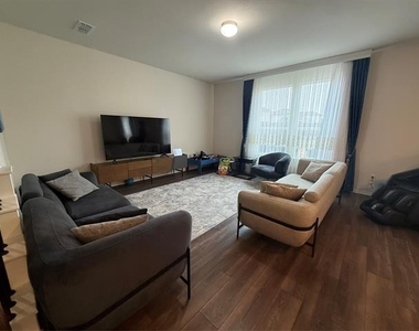 909 Cormorant Street - Photo Thumbnail 10