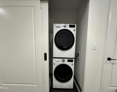 1050 S Grand Avenue - Photo Thumbnail 7