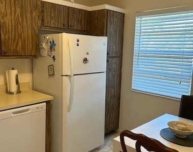 221 Lake Meryl Drive - Photo Thumbnail 2