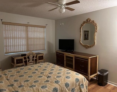 221 Lake Meryl Drive - Photo Thumbnail 8
