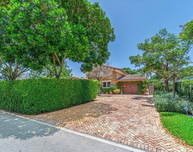 870 Nw 7th Street - Photo Thumbnail 4