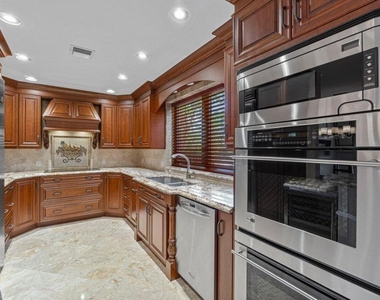 870 Nw 7th Street - Photo Thumbnail 6