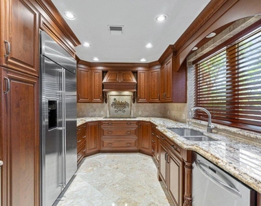 870 Nw 7th Street - Photo Thumbnail 7