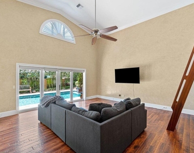 870 Nw 7th Street - Photo Thumbnail 15