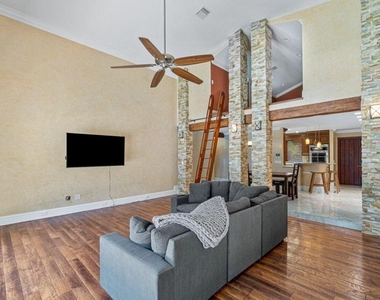 870 Nw 7th Street - Photo Thumbnail 16