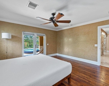 870 Nw 7th Street - Photo Thumbnail 21