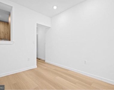 2215 N Mutter Street - Photo Thumbnail 5