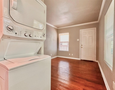 204 E 30th St - Photo Thumbnail 3