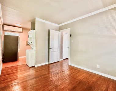 204 E 30th St - Photo Thumbnail 2