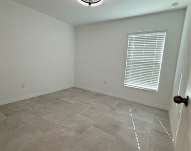 3850 Treasure Oak Way - Photo Thumbnail 16