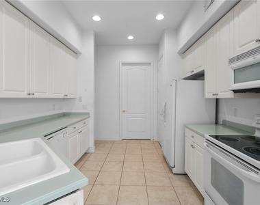 6010 Jonathans Bay Circle - Photo Thumbnail 7