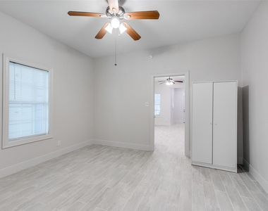 7133 Avenue C - Photo Thumbnail 9
