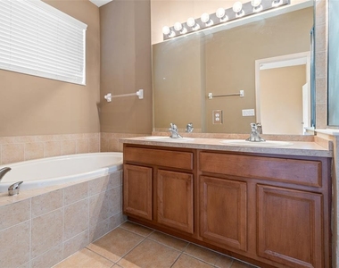 2052 Park Crescent Drive - Photo Thumbnail 32
