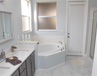 112 Cypress Pointe Court - Photo Thumbnail 11