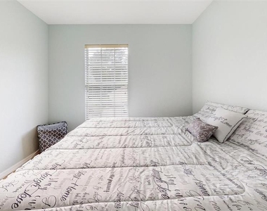 112 Cypress Pointe Court - Photo Thumbnail 32