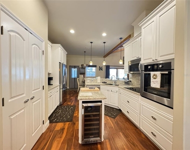 3108 N Wheaton Point - Photo Thumbnail 8