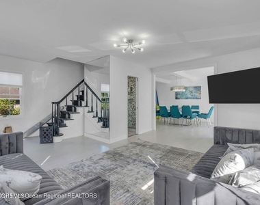 373 W Park Avenue - Photo Thumbnail 2