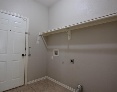 1400 Oakcrest Drive - Photo Thumbnail 9